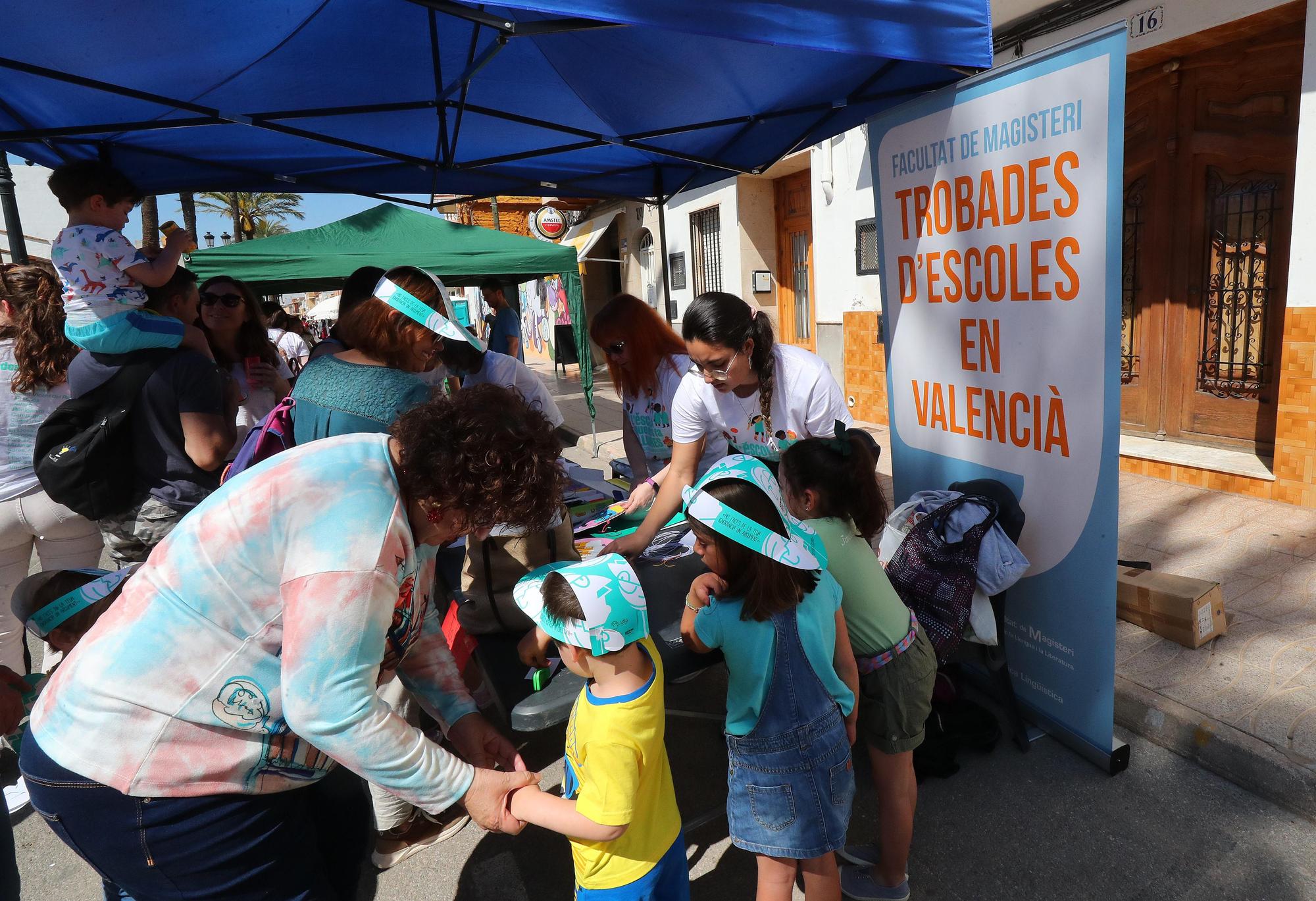 Miles de niños y sus familias viven la fiesta por la lengua en les trobades de Rafelbunyol y Almenara