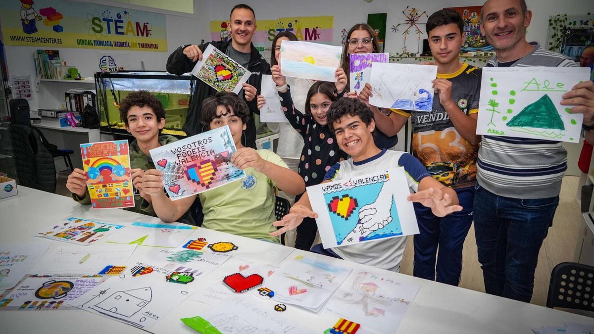 Alumnos y profesores de Steam Center mostrando los dibujos.