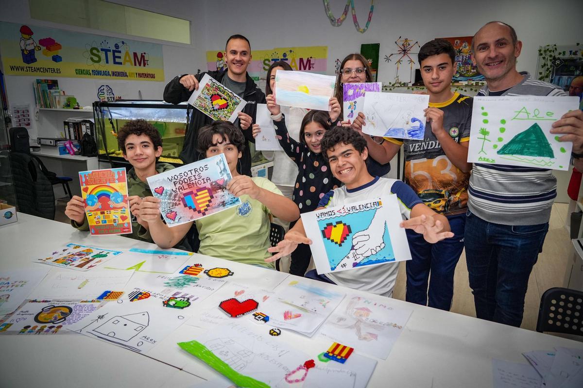 Alumnos y profesores de Steam Center mostrando los dibujos.