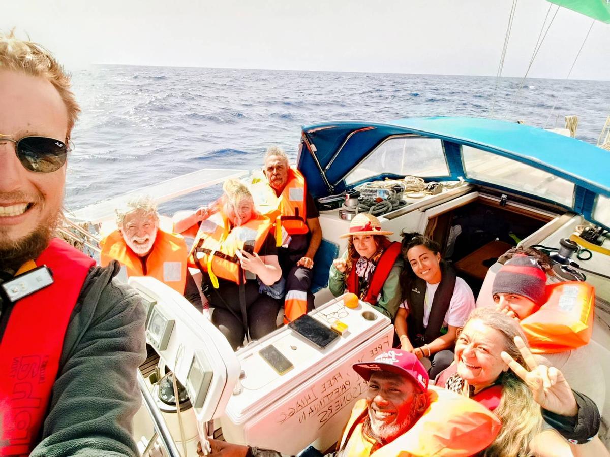 El cangués (segundo izda.) a bordo del barco con el equipo.