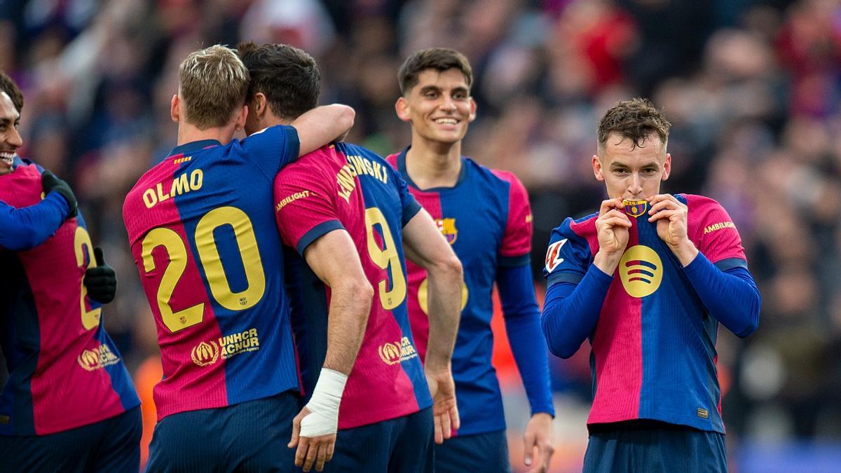 Marc Casadó besa el escudo del Barça tras marcar el 2-0 del Barça a la Real Sociedad desviando un tiro de Dani Olmo en Montjuïc.