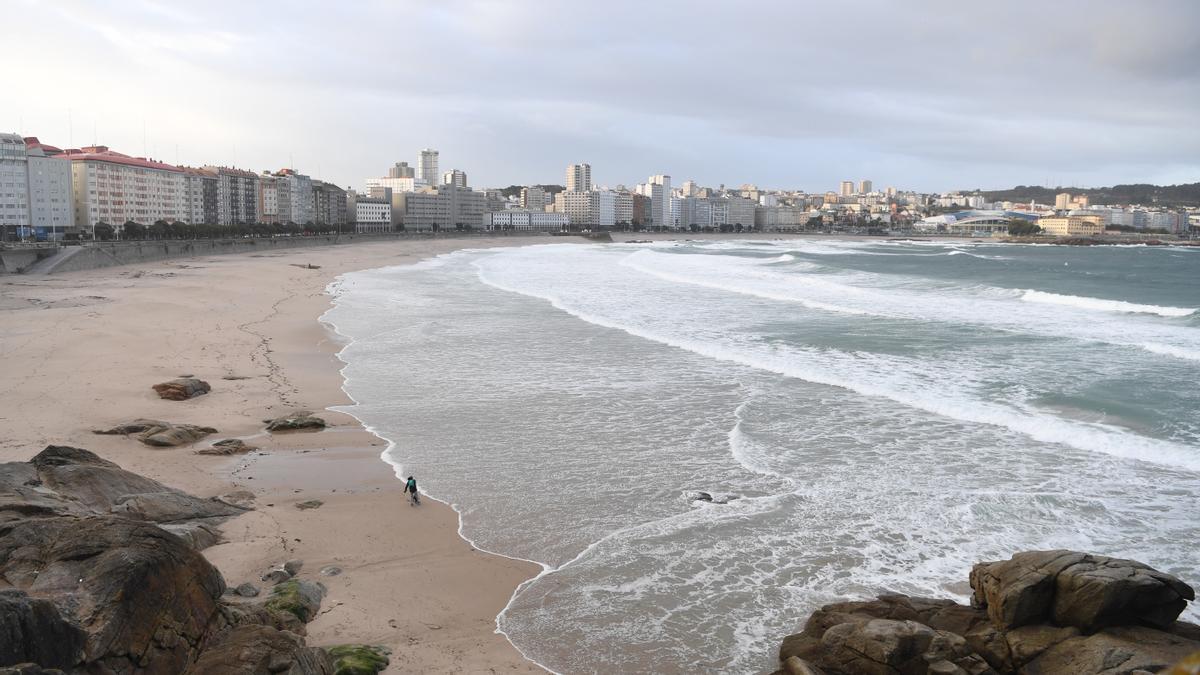 Nubes en A Coruña sobre la ensenada del Orzán y Riazor.