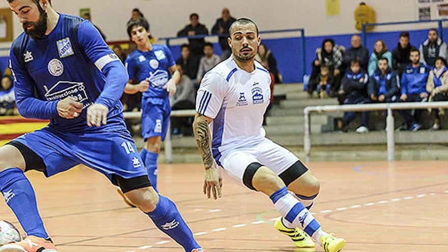 Una jugada del último derbi entre equipos ibicencos.