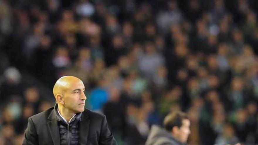 Abelardo coge un balón en el partido ante el Betis.