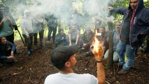 Albert Vila, el instructor de PlayD Survival, enseña a hacer fuego durante un curso de supervivencia de 3 horas.  