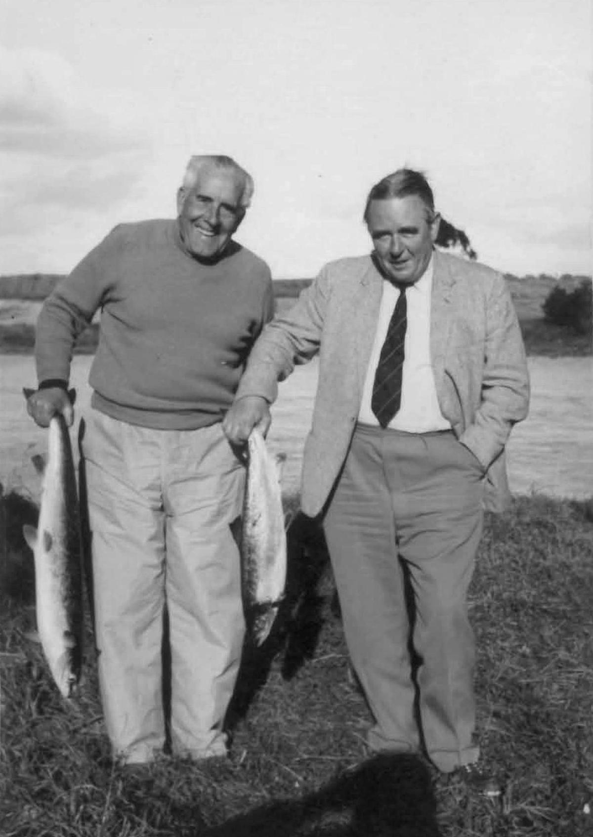 Juan Domínguez Guedes y el periodista Henry Longhurst, después de una jornada de pesca, en Inglaterra en los años 60.