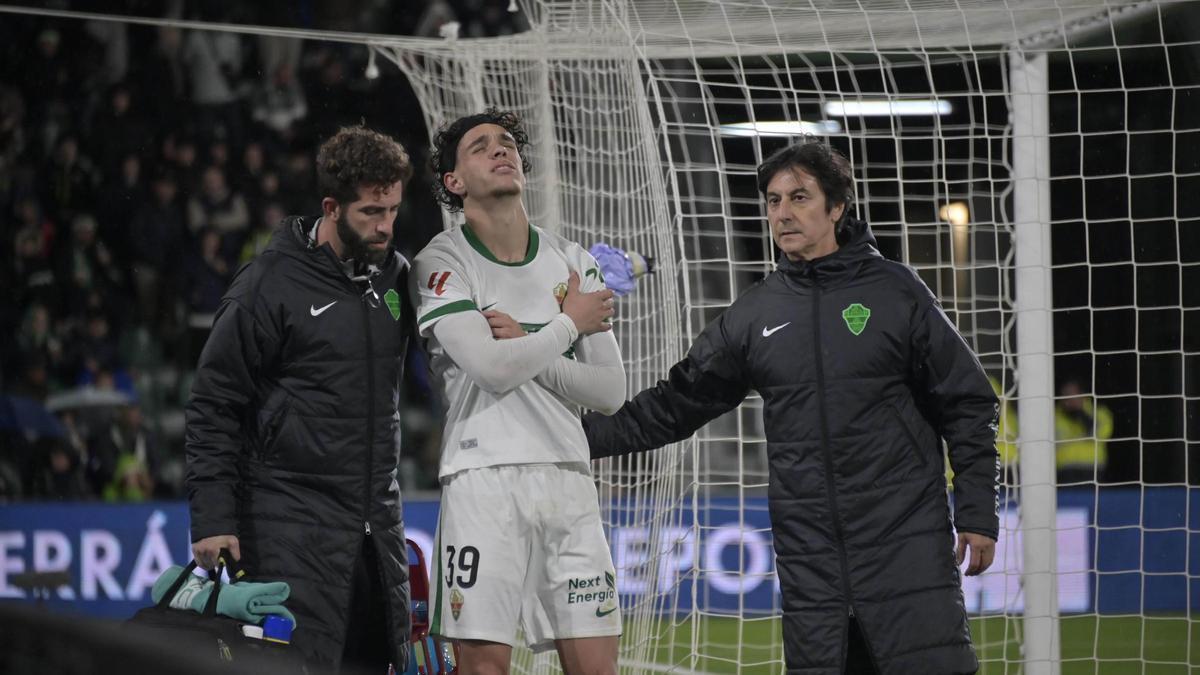Héctor Fort, tras la acción de su lesión en el Elche-Rayo Vallecano.