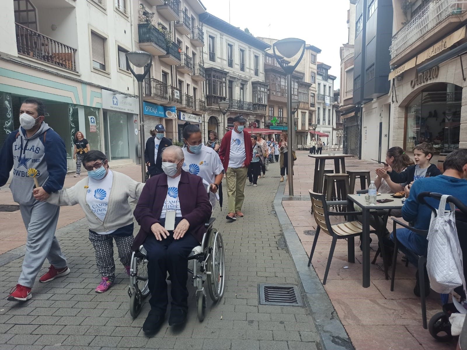 Usuarios de la residencia de Grado, en la carrera de relevos del Camino de Santiago