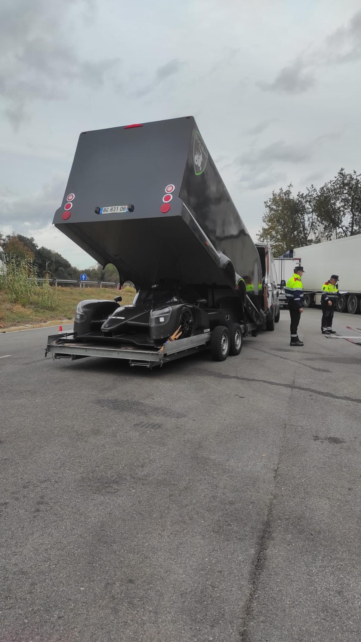 El remolc que duia una furgoneta i a l'interior, un cotxe de curses