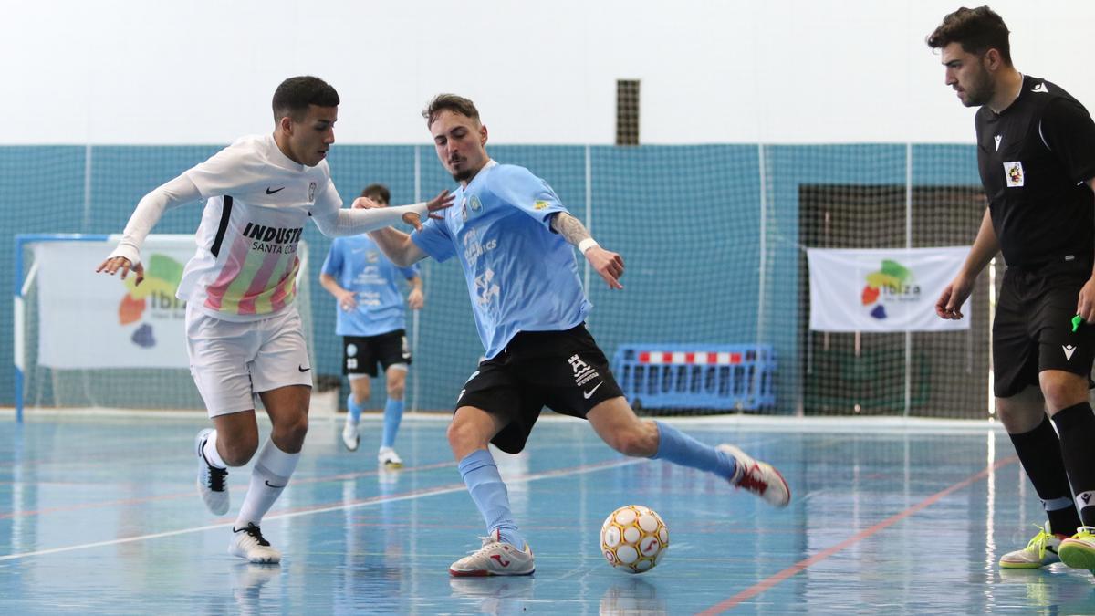 Delgado, jugador de la UD Ibiza-Gasifred, en pugna con un rival del santa Coloma B.