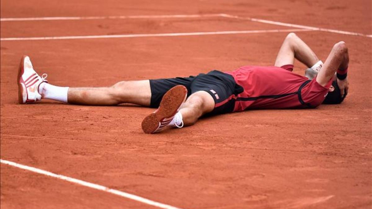 Novak Djokovic se tendió sobre la tierra batida de París al certificar que el título era suyo