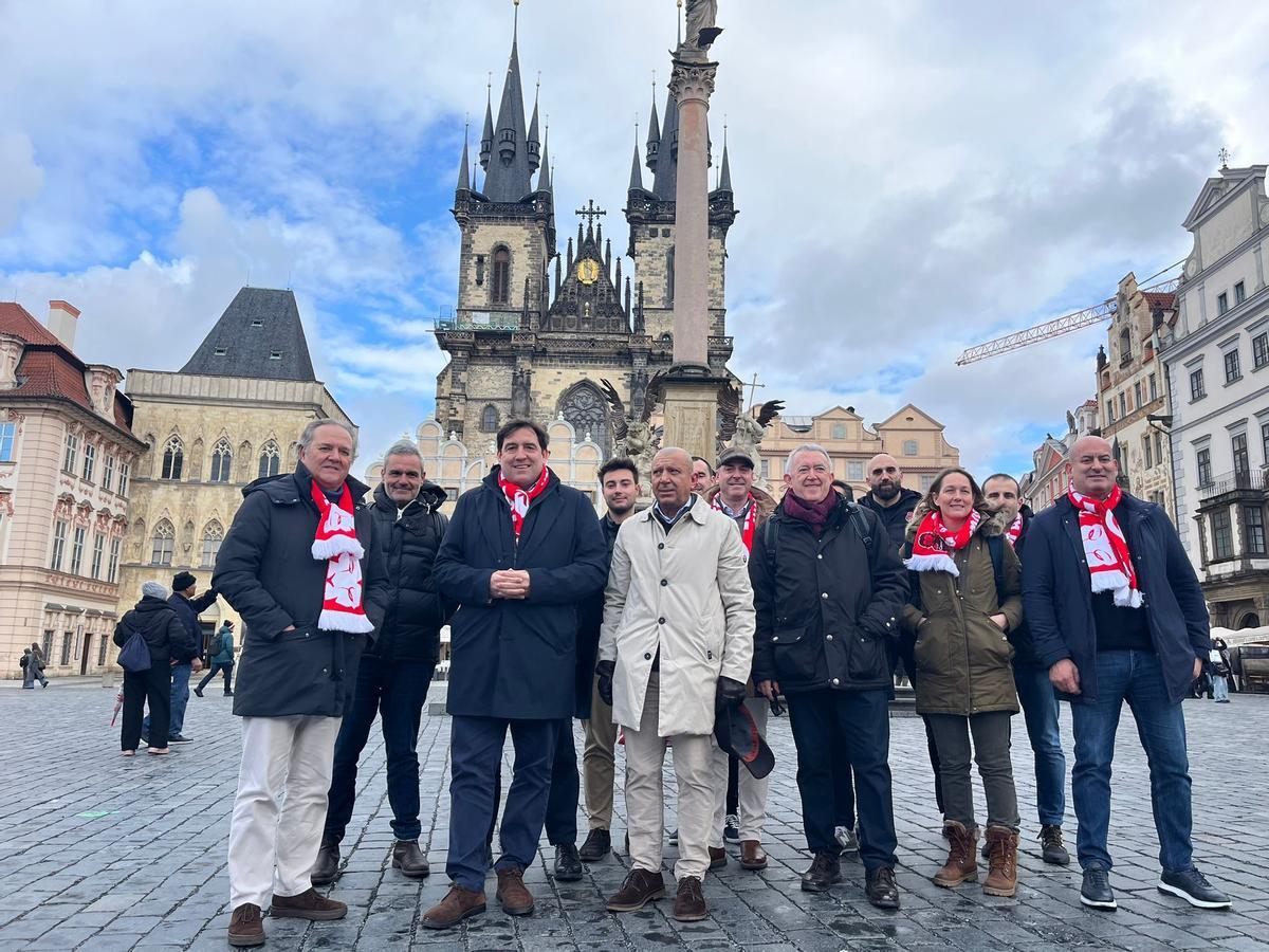 La expedición del Casademont Zaragoza, en Praga.