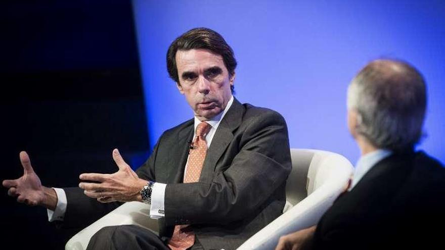 Aznar, ayer, durante su participación en una charla-coloquio con el periodista colombiano Juan Carlos Iragorri. // Efe