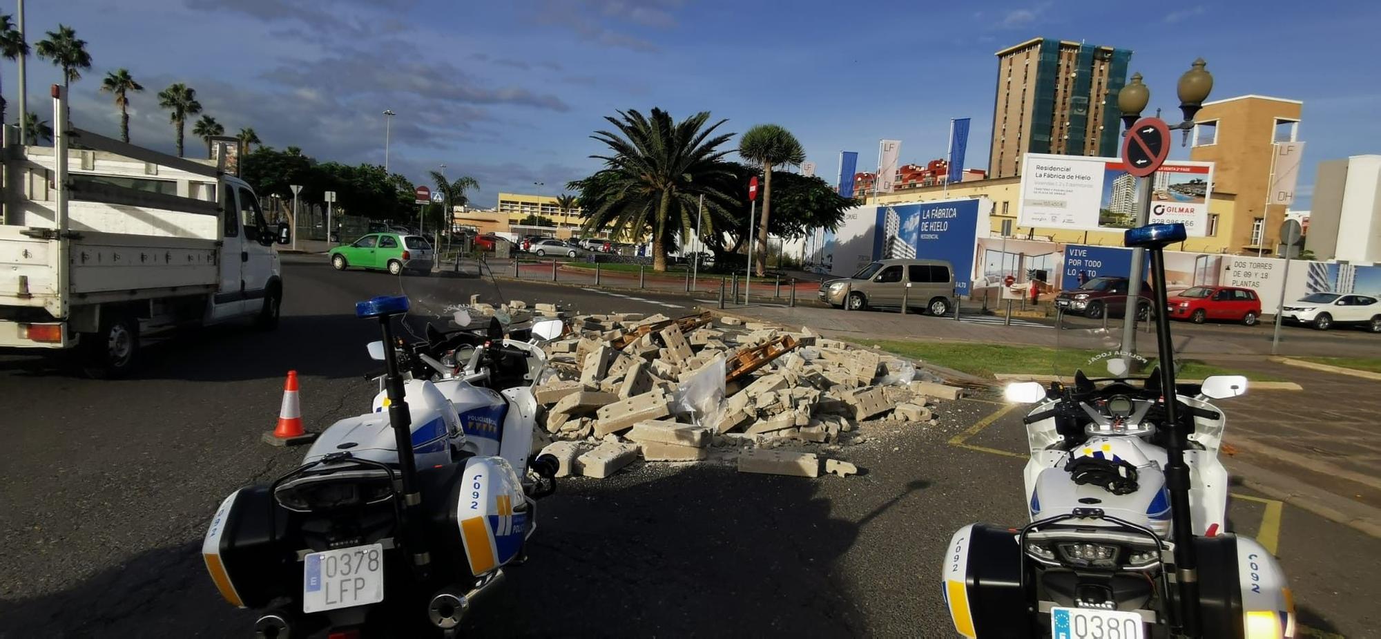 Un camión pierde la carga en la rotonda de Belén María