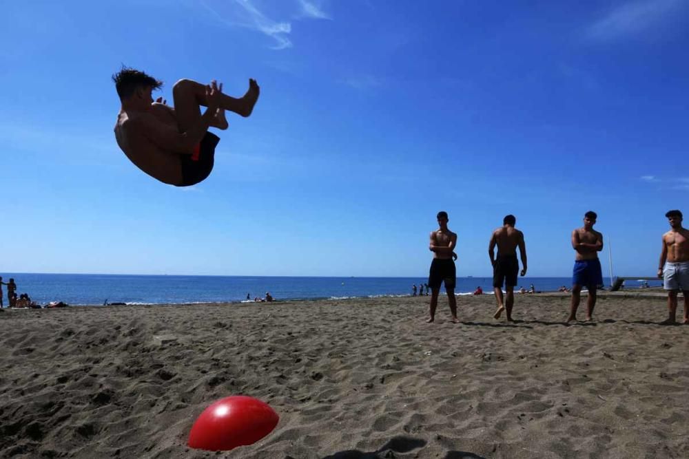 Los malagueños se lanzan a la playa