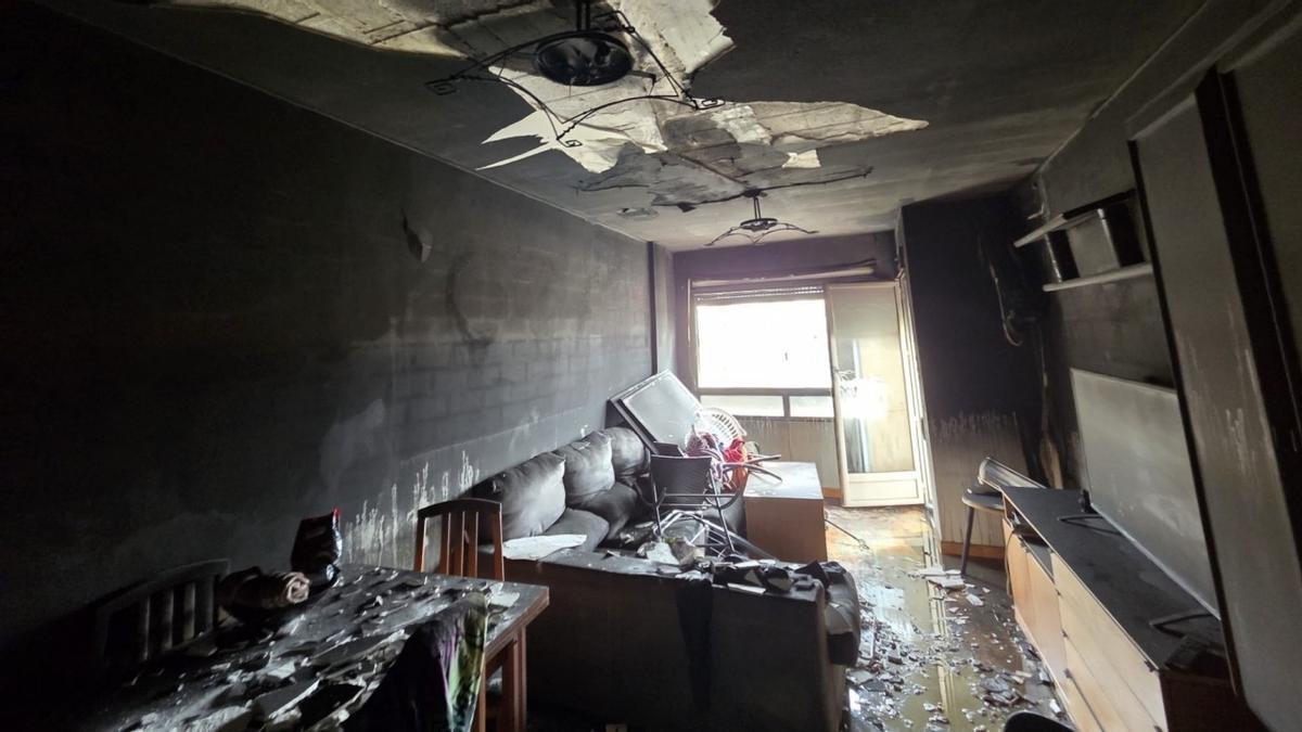 El salón de la vivienda, calcinado, tras el incendio en agosto de 2022.
