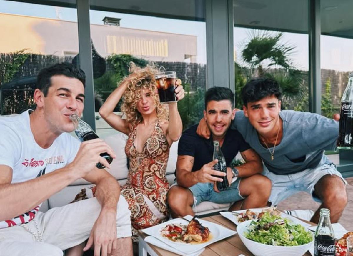 Mario Casas disfruta de su casa con el resto de los Casas