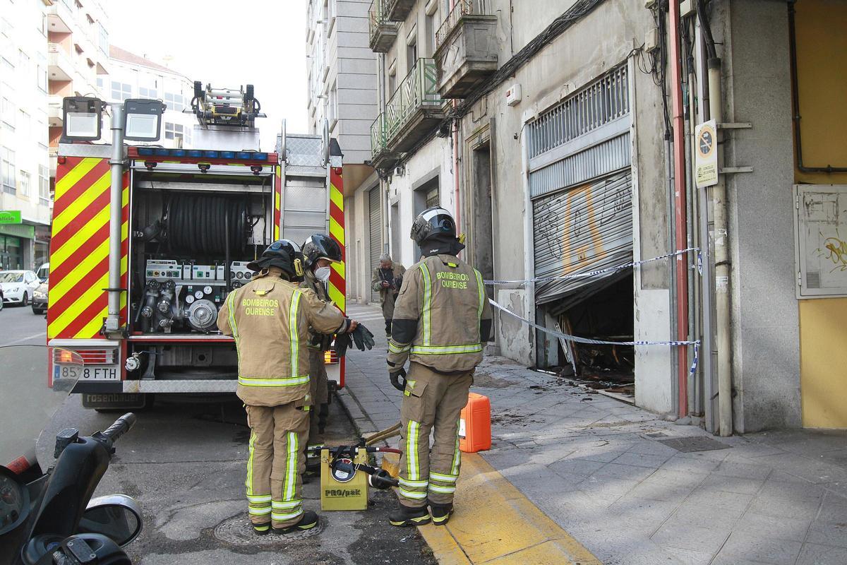 Los bomberos realizando tareas finales tras el incendio, este lunes.