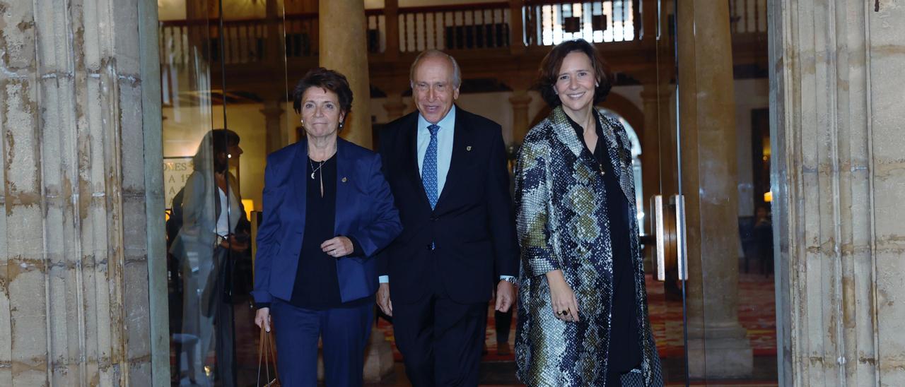 Por la izquierda, la nueva presidenta de la Fundación, Ana Isabel Fernández Álvarez; el actual presidente de la institución, Luis Fernández-Vega, y la directora, Teresa Sanjurjo, ayer, en el hotel de la Reconquista.