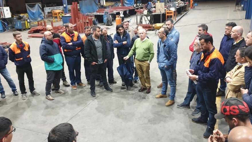 Un momento de la asamblea de trabajadores de Tuinsa, con los dirigentes de la Federación de Industria de CC OO de Asturias.