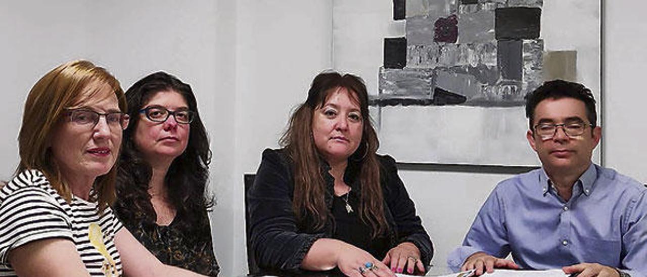 De izquierda a derecha, Tere Garlito, psicóloga; Luciana Tellés, psicóloga clínica; Teresa García, perito de PRL y presidenta de la asociación, y José Somoza, abogado.  // Cedida