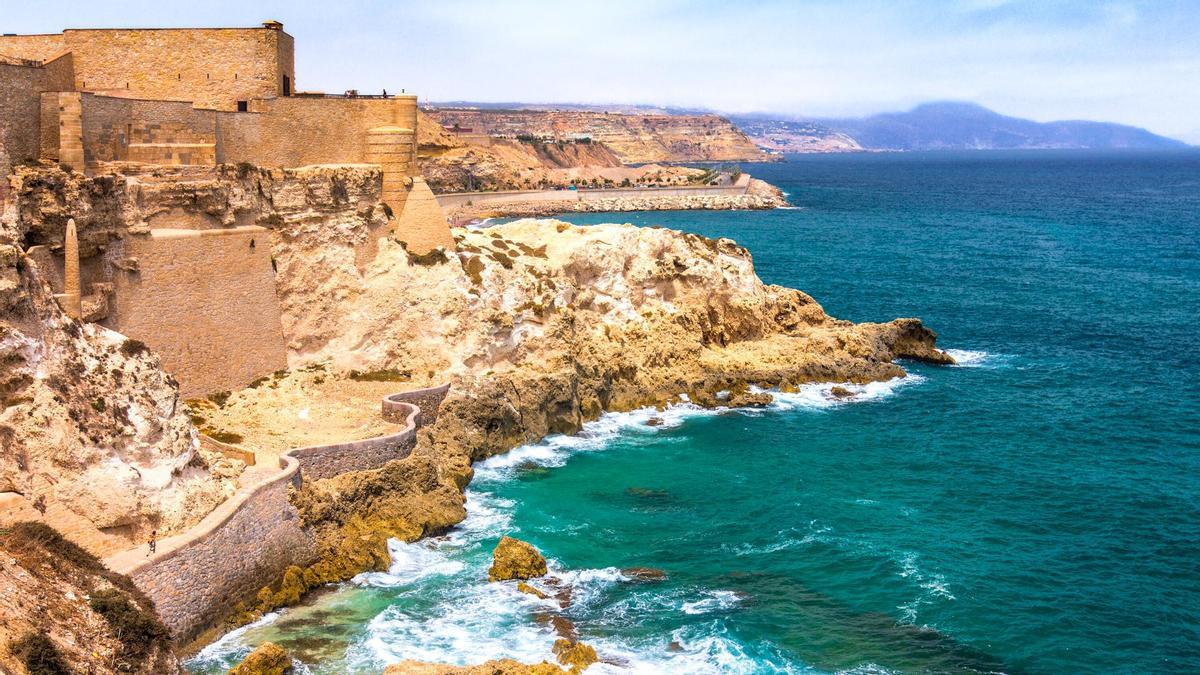 Muros de fortaleza y ciudad de Melilla desde la costa