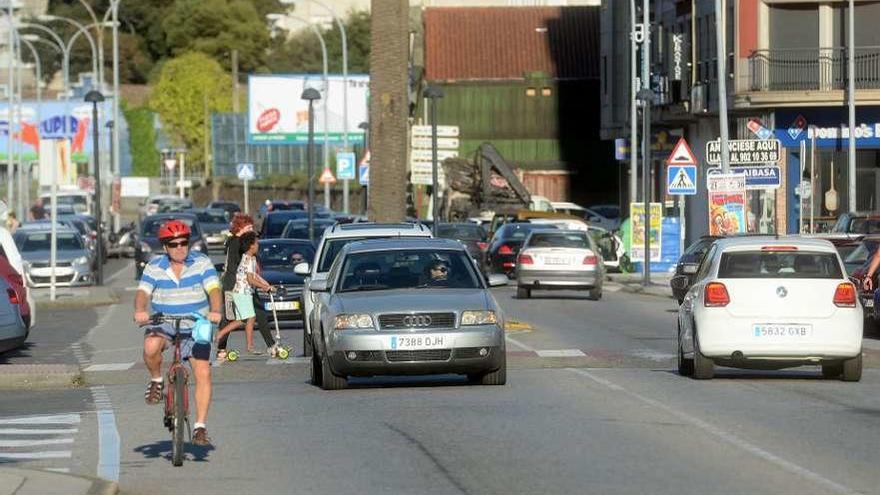 Un ciclista en el tráfico de la avenida Rodrigo de Mendoza. // Noé Parga