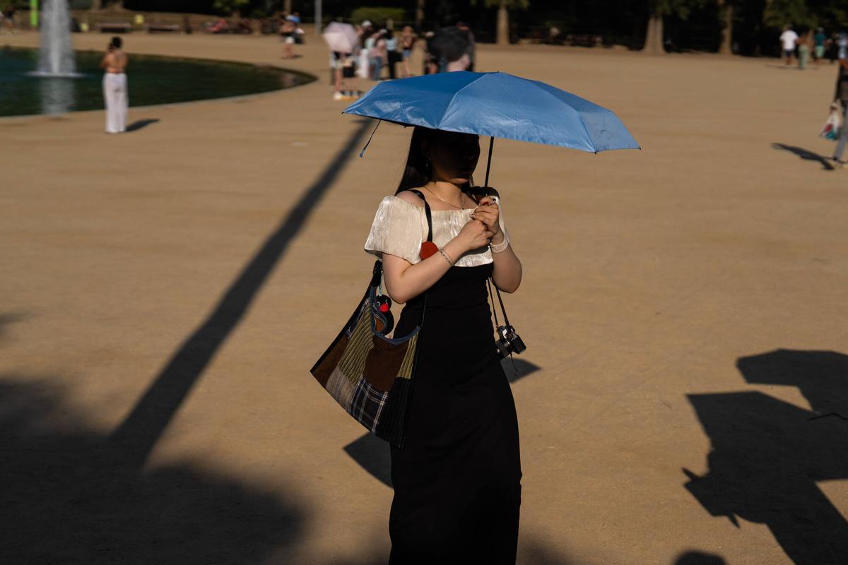 Barcelona. Barcelona bate el récord histórico absoluto de calor con 40,7ºC, turistas soportando el calor en el entorno del park de Ciutadella . 8 de julio de 2026. Sociedad. AUTOR: ZOWY VOETEN