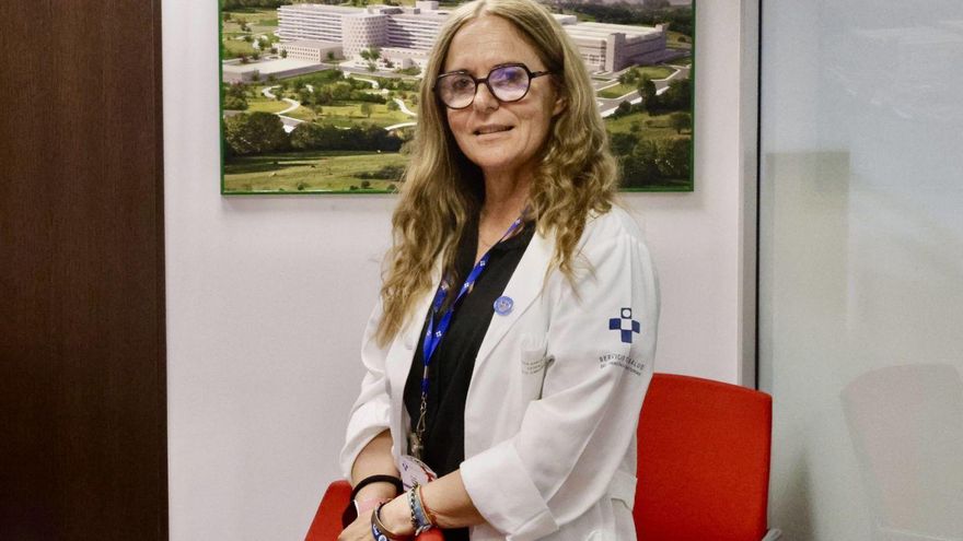 María Luisa Sánchez Núñez, en el Hospital Universitario de Cabueñes, con  un cuadro de la ampliación del complejo sanitario detrás. | MARCOS LEÓN