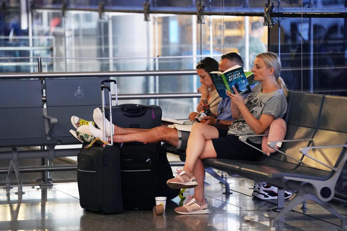 Imágenes de turistas a su llegada al aeropuerto de Málaga-Costa del Sol, a 1 de julio de 2024, en Málaga, Andalucía (España).