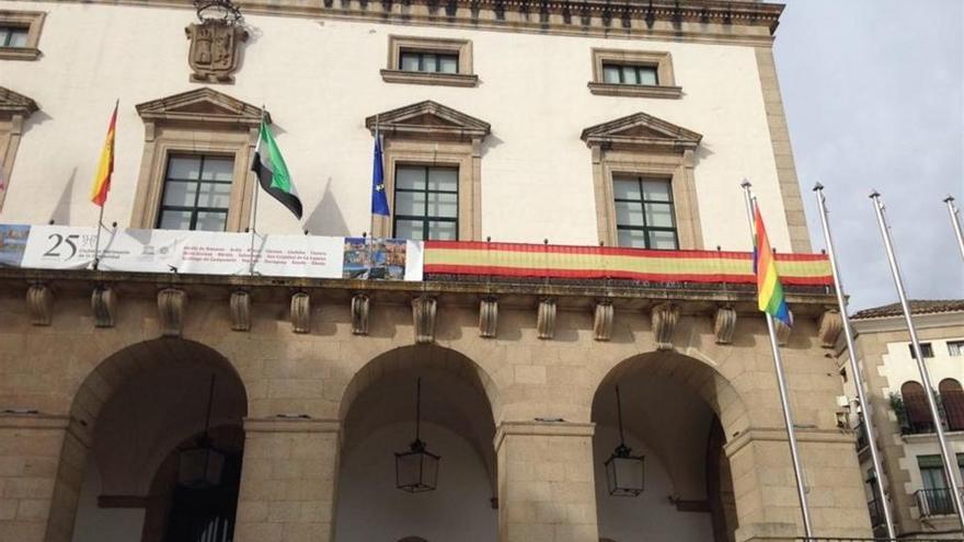 La bandera multicolor ondea en el Ayuntamiento de Cáceres