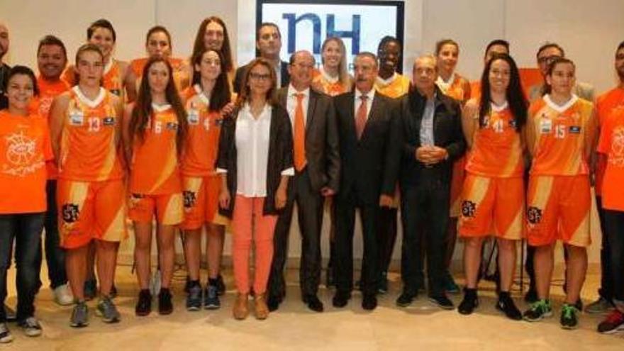 Foto de familia del equipo con el que jugará esta temporada el Zamarat en Liga Femenina en el que posan junto a los representantes de las instituciones.