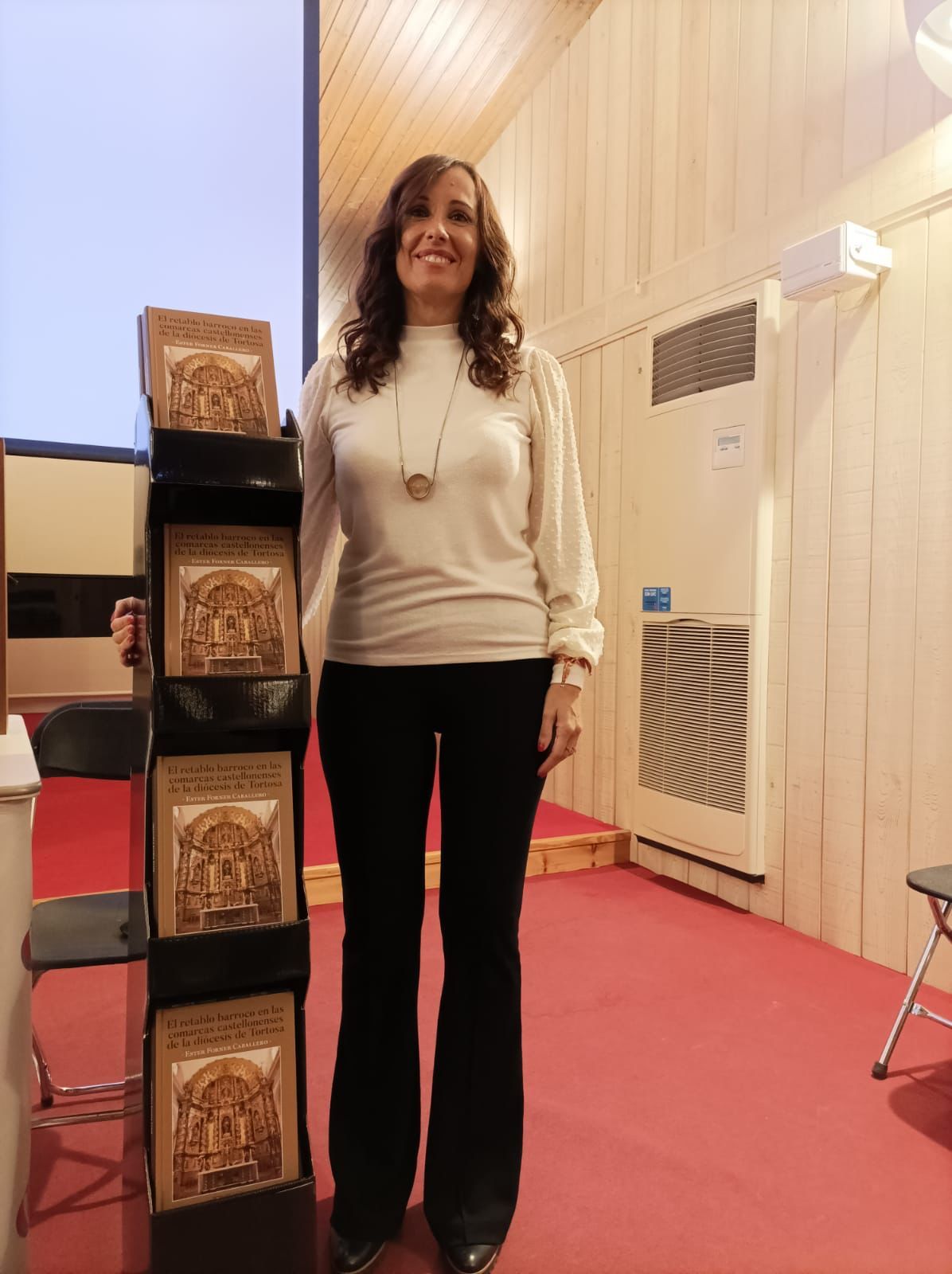 La autora del libro, Ester Forner Caballero, es doctora en Historia del Arte y en la actualidad trabaja como directora en el Castillo de Peñíscola.