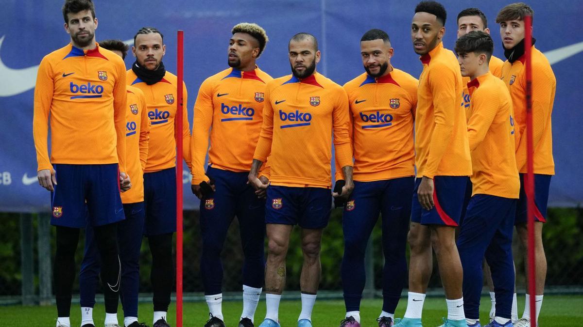 Els jugadors del Barcelona en la darrera sessió d’entrenament prèvia al clàssic.  | ENRIC FONTCUBERTA/EFE