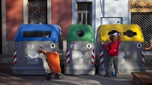 Contenedores de reciclaje en la Calle Atlántida, en la Barceloneta.