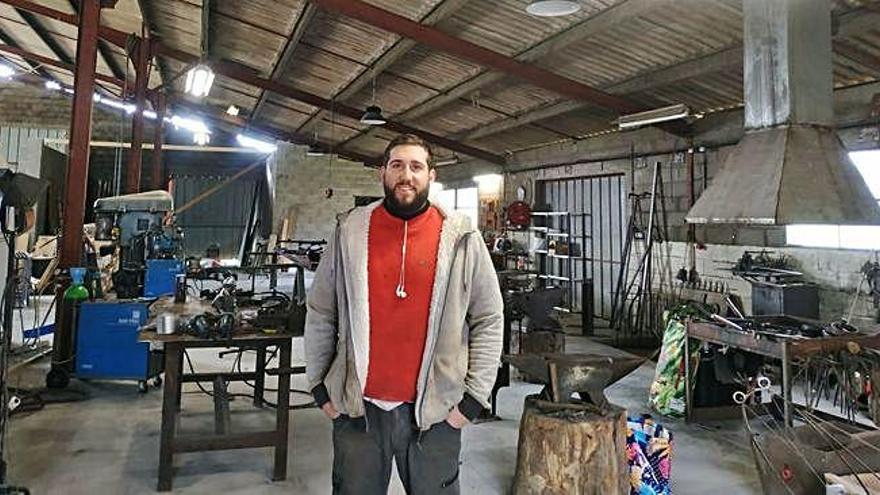 El alumno de la Escuela de Arte y Superior de Diseño de Zamora, en el taller donde trabaja en Villeneuve sur Lor, en Francia.