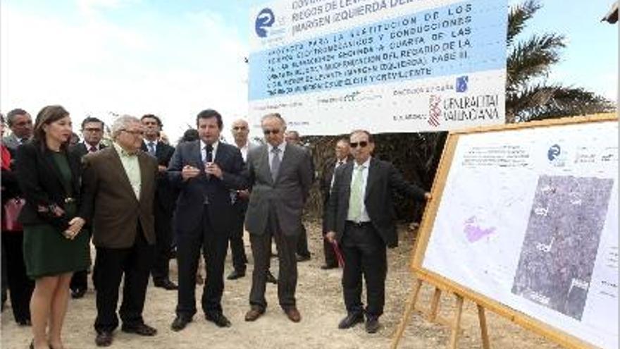 Císcar, en el centro, en la inauguración de unas obras de modernización de regadíos en Elx, ayer.