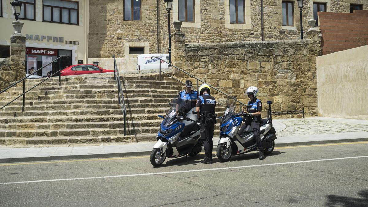 Agentes de la Policía en la plaza del Grano.