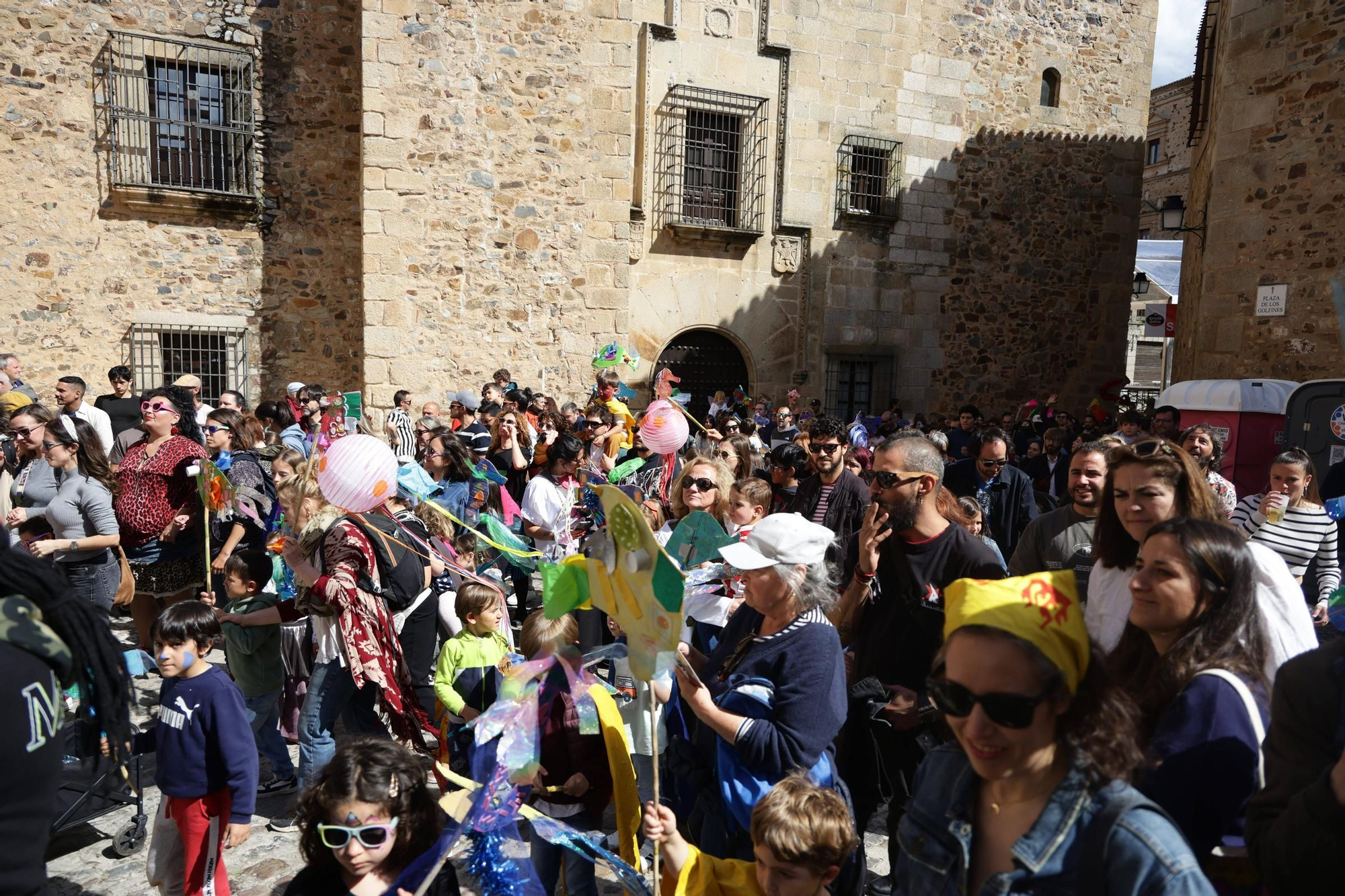 Las imágenes de este domingo de Womad en Cáceres: el pasacalles pone el broche final