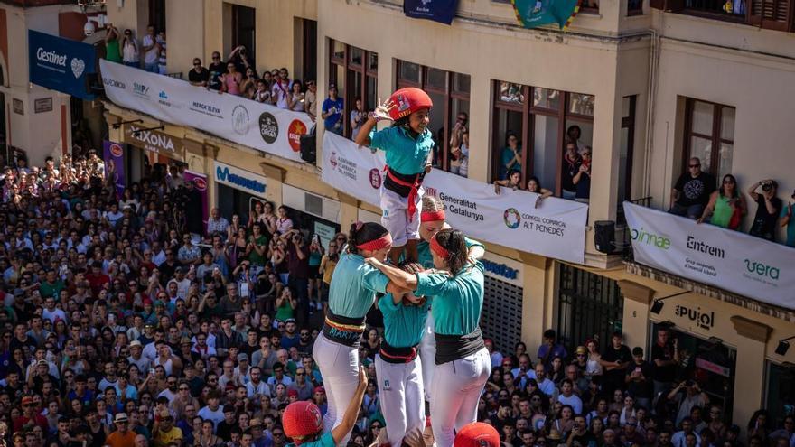 Els Castellers de Vilafranca fan història al descarregar el primer pilar de 9 amb folre, manilles i puntals