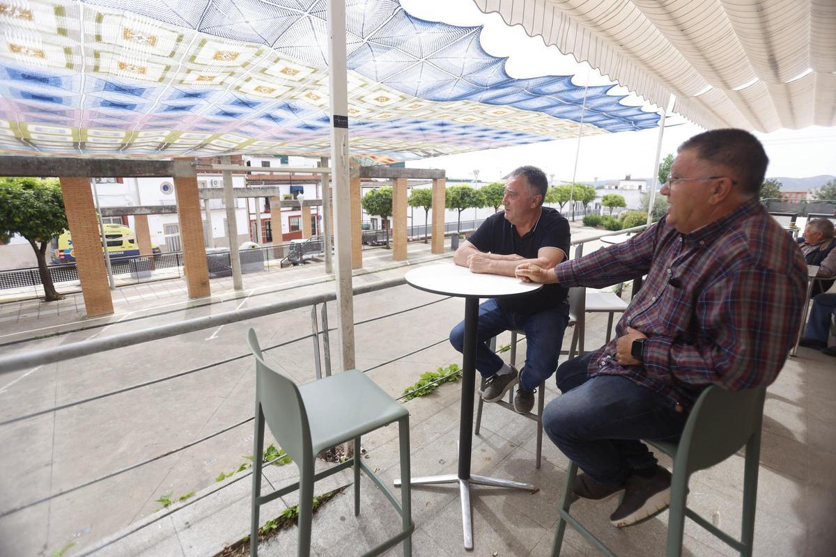 Vecinos de Adamuz conversan en la plaza del pueblo, este miércoles