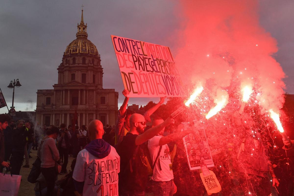 Manifestantes marchando durante una manifestación en París, el 18 de octubre de 2022, día de huelga general.