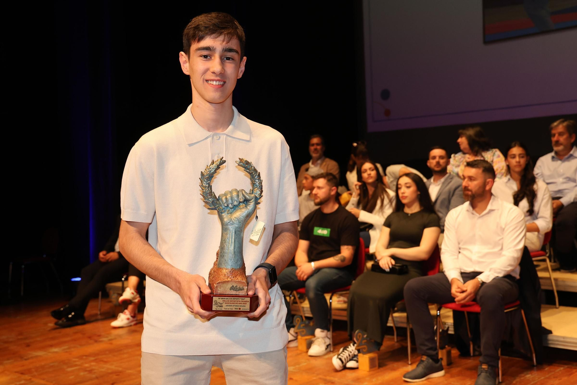 El taekwondista Javier Otero con el premio a mejor deportista en la categoría sub19 en 2023.