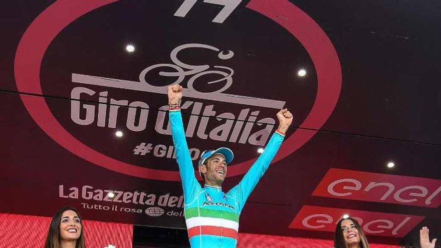 Vincenzo Nibali celebra su triunfo en el podio. // Alessandro di Meo
