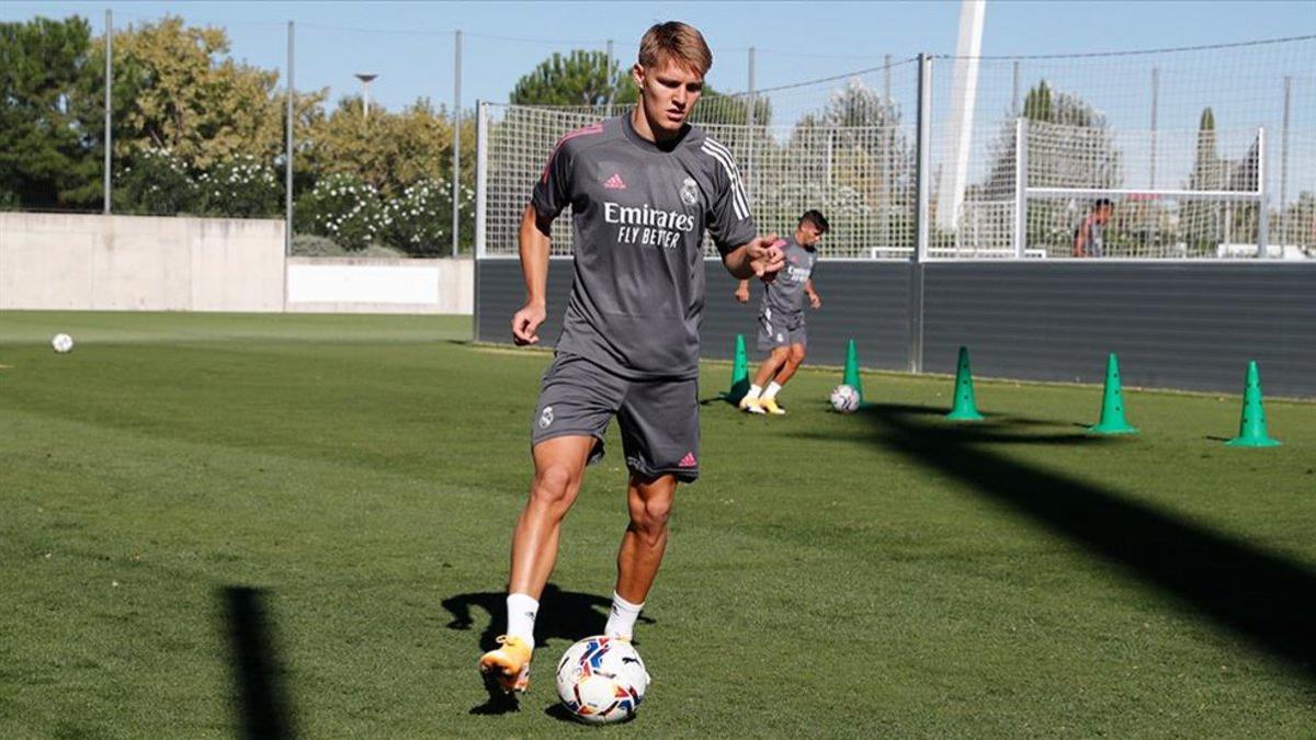 Odegaard es titular ante su ex equipo en el debut liguero del Real Madrid