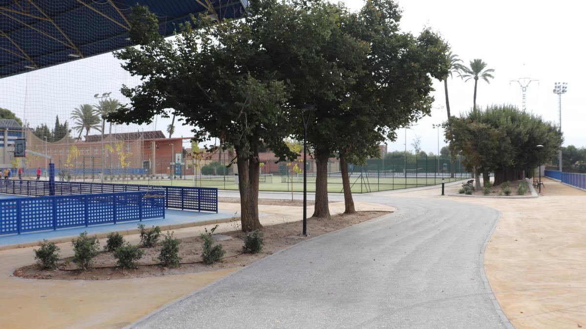 Los accesos interiores del centro deportivo se han renovado y eliminado los caminos de tierra.