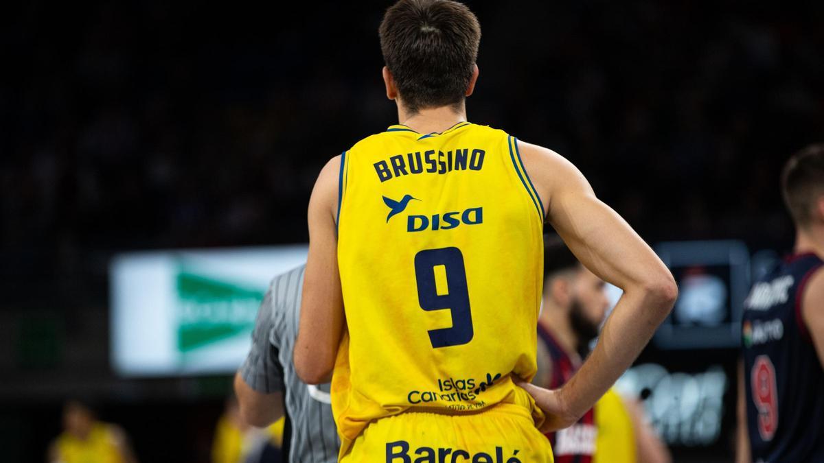 Nico Brussino en un duelo con el Gran Canaria.