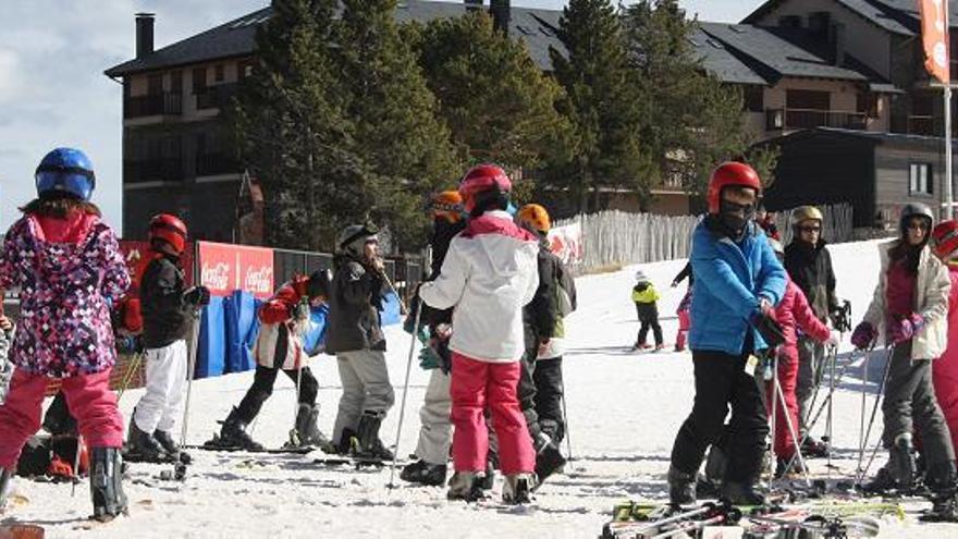 El mal temps impedeix que  el sector de la neu a la regió central guanyi esquiadors