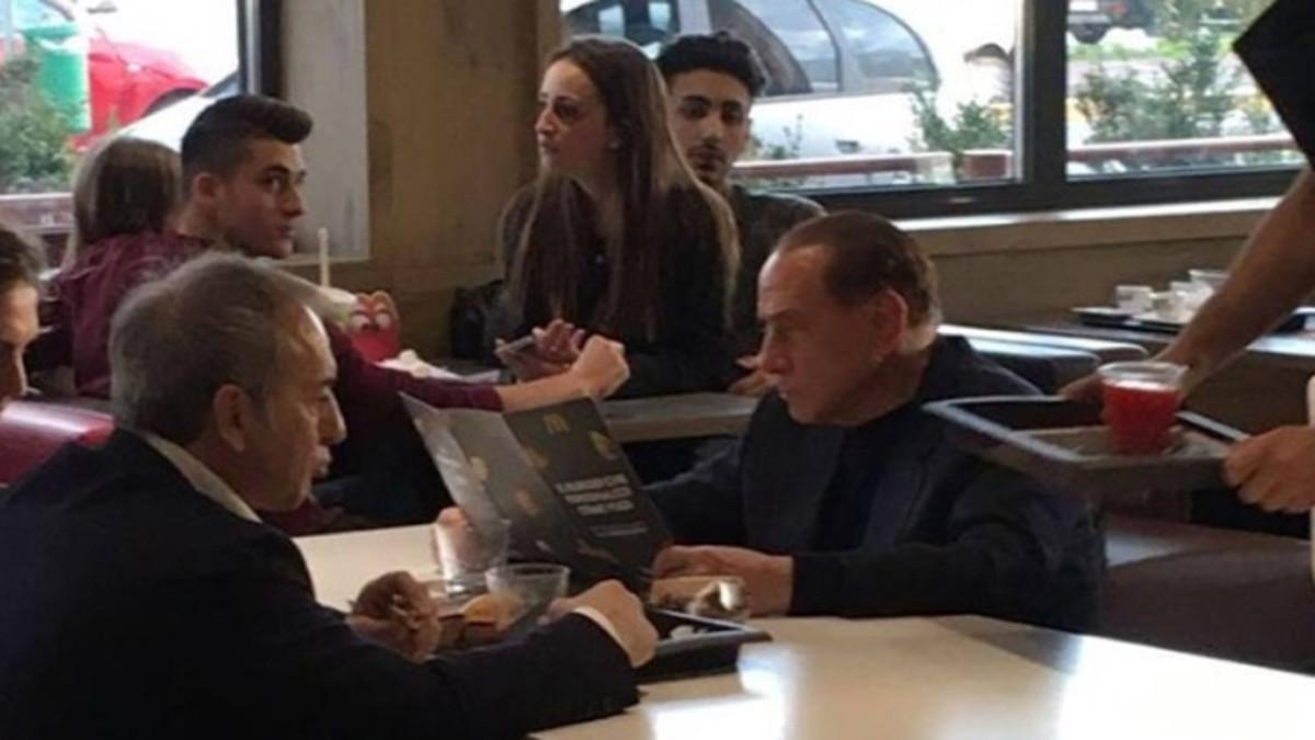 Berlusconi, de merendola en un McDonald's