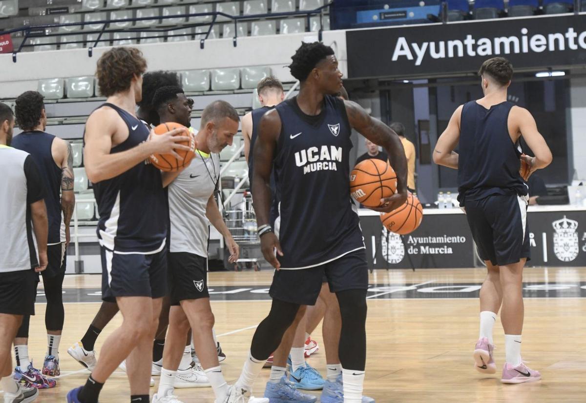 Los jugadores del UCAM Murcia durante un entrenamiento en el Palacio de los Deportes.  | JUAN CARLOS CAVAL